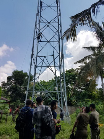 Satpol PP Bongkar Paksa Tower di Jalan Singgalang